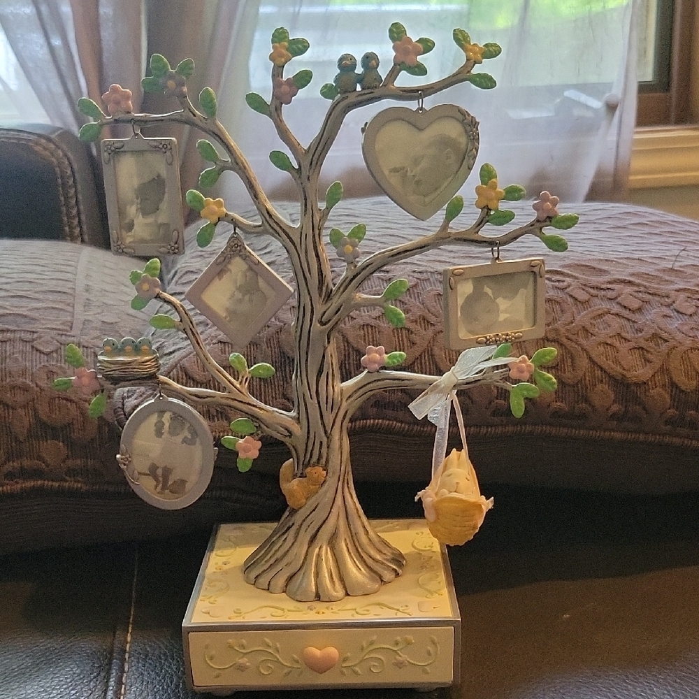 Decorative Family Tree Photo Holder with Heart Accents